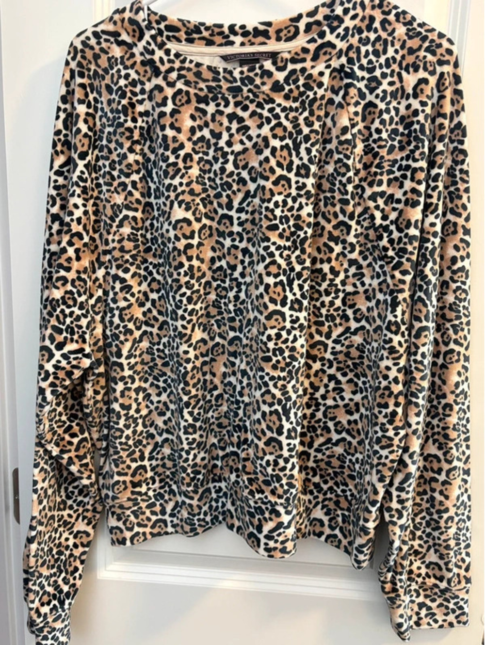 Victoria’s Secret Leopard Print Plush Velour Lounge LS Top – Size Large